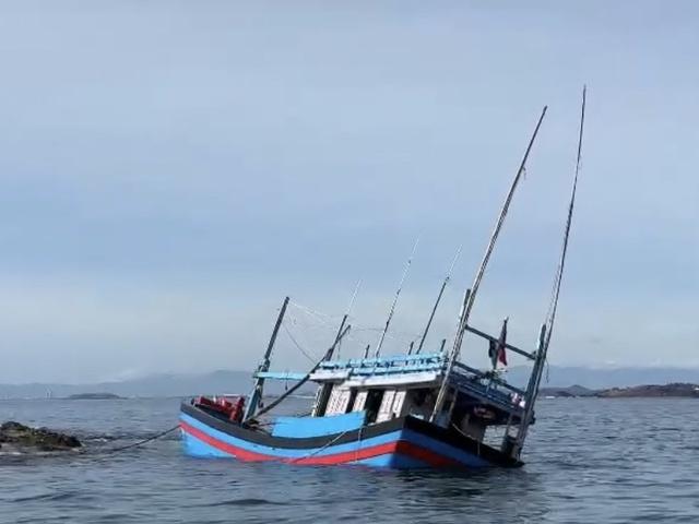 Kịp thời cứu giúp 5 ngư dân bị chìm tàu trên vùng biển Đắk Lắk - Ảnh 1.